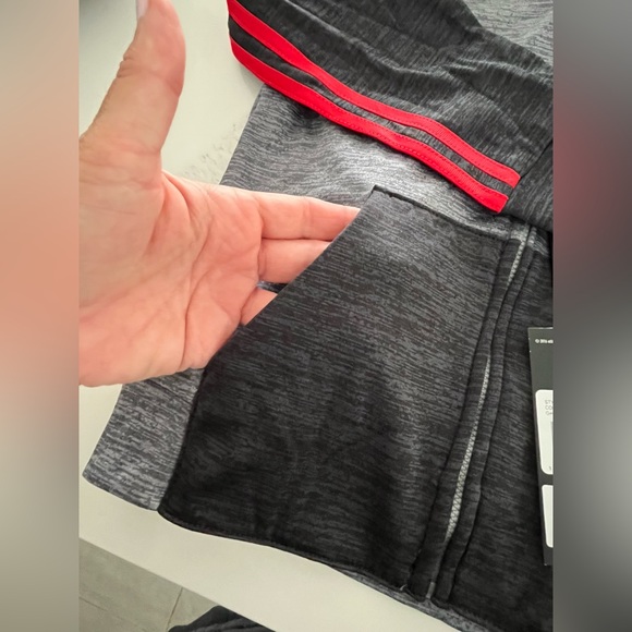 NWT boys adidas front zip hoodie with pockets. Size 5. - Picture 4 of 9